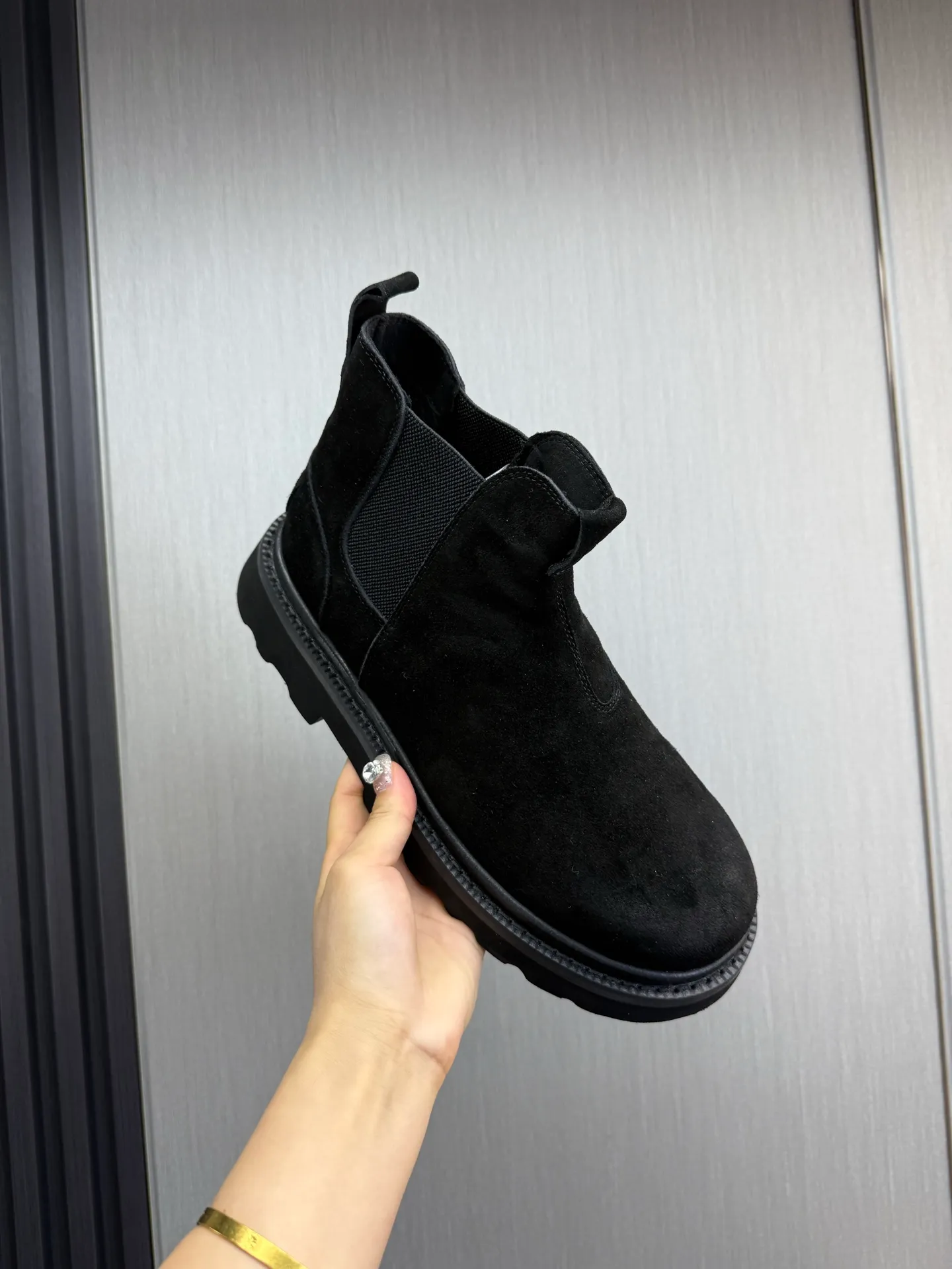 Men's shoes 💰600💰 New UGG fur integrated men's simple and fashionable snow boots. The most worth buying at the end of this year are warm casual shoes. Whether you are out and about at home, their comfortable and warm performance will be your most suitable fashion companion! The material is cowhide upper and imported wool is used inside. Warm and comfortable! The eva+ rubber patch outsole is cushioned, non-slip and wear-resistant, and has good elasticity. It is light and wear-resistant, comfortable and soft, and the new simple cut is more fashionable. It has both practicality and fashion sense, so you no longer have to worry about how to match it in winter, while still maintaining your fashionable taste. High-quality genuine wool. Look at the details for the material! Size: 39-40-41-42-43-44-44 sneaker size
